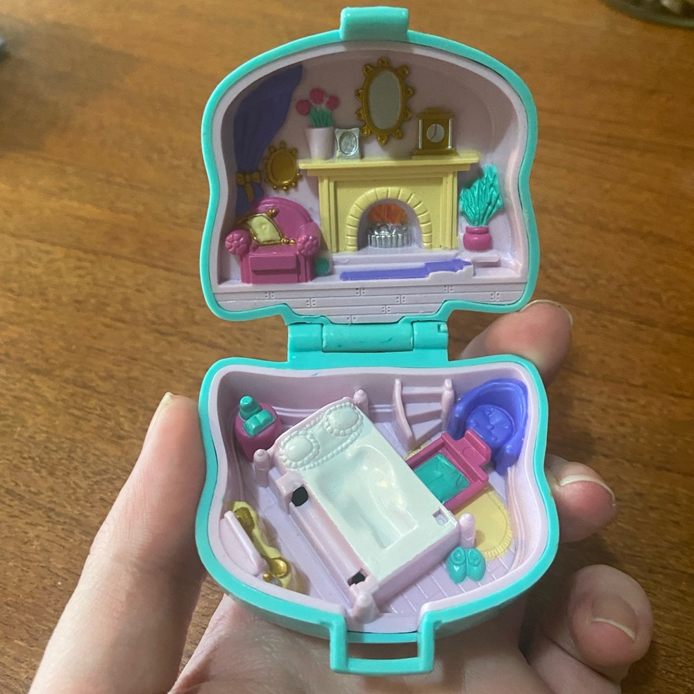 1993 Polly Pocket Cuddly Kitty Compact (no Polly included)